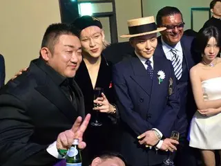 Actor Ma Dong Seok smiles sweetly in front of G-DRAGON... makes him sit next to him and whispers