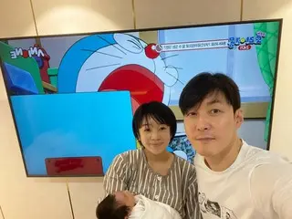 Actor Shim HyungTak shows his 1-month-old son TV... "He really can't stop watching"