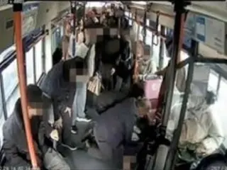 A passenger in his 20s goes into cardiac arrest on a bus... A bus driver saves his life by administering CPR (South Korea)