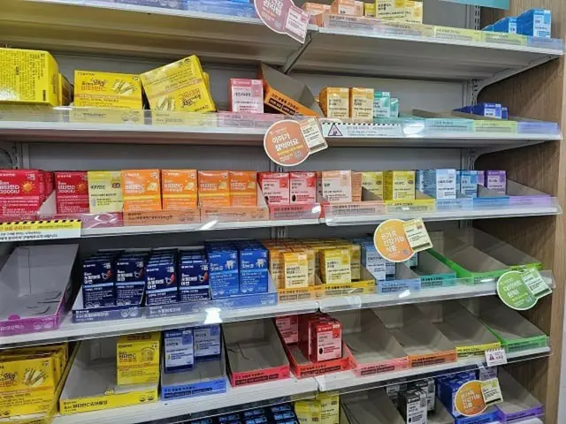 The pharmaceutical industry is considering withdrawing sales of functional health foods after just five days of selling them at Korea Daiso