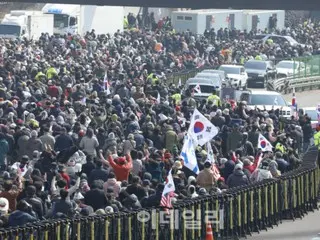 "Protect President Yoon" - Anti-impeachment supporters gather near the presidential residence