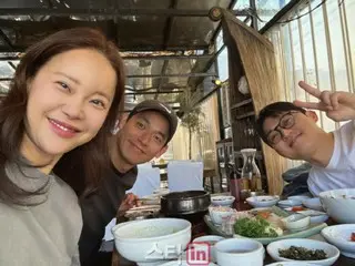 Singer Baek Ji Yeong releases photo of herself with husband Jung Suk Won for the first time in a while