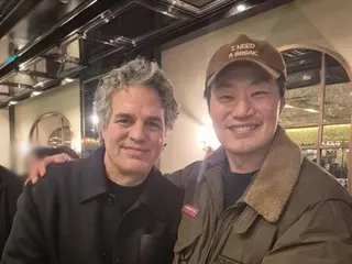 Lee HeeJun and Hulk star Mark Ruffalo in a photo together... shy: "I really wanted to meet him"