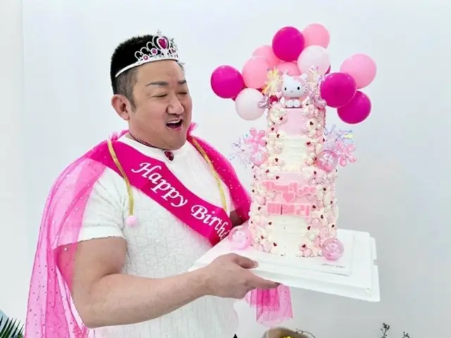 Ma Dong Seok dresses up as a princess...Hello Kitty is the birthday cake