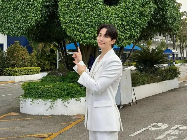 2PM's JUNHO looks even more dazzling in an all-white look... Behind-the-scenes footage of his appearance on Brazilian talk show "The Noite" revealed