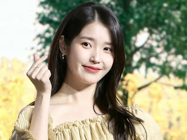 IU was the "Thank you for your hard work" Santa... Another heartwarming story from the staff