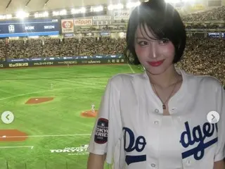 "TWICE" Momo looks like a doll in a baseball uniform