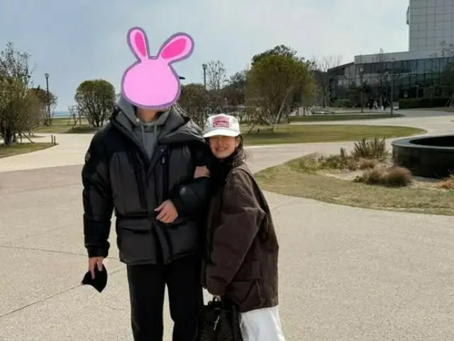 Why is she hiding her face? Internet users are intrigued by Song Yeji's photo with her husband Hyun Bin.