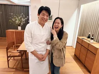 Actress Song Yeji-in and chef Ahn Seongje take arm-in-arm shots