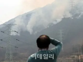 Forest fire in Uiseong County, North Gyeongsang Province...May have been caused by grave-goers' negligence? = South Korea