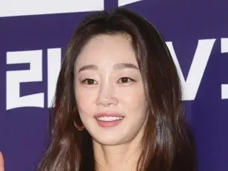 Actor Choi Yei Jin announces her marriage in a spectacular fashion, but the internet questions her relationship with her divorced boyfriend's ex-wife: "It's like Hollywood."