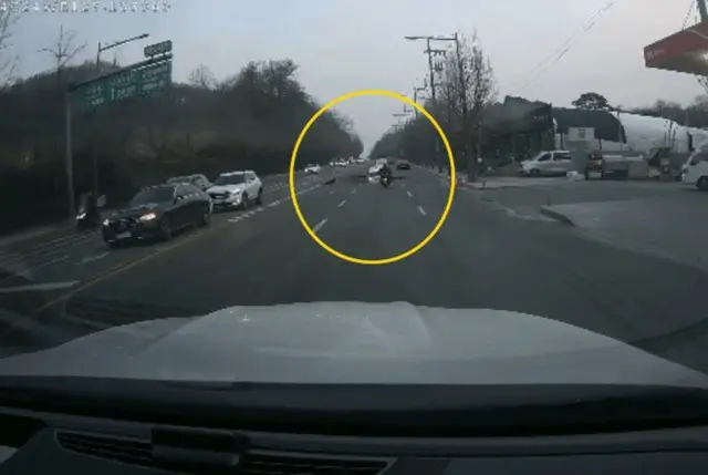 ミニバンが飛び上がり、バイクが転落…ソウルの道路陥没事故当時の状況