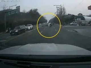 A minivan jumped up and a motorcycle fell off the road... The scene of the road collapse in Seoul