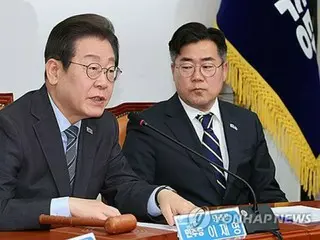 South Korea's largest opposition party leader resigns, effectively announcing his intention to run for president