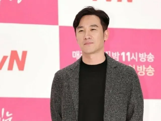Actor Uhm Tae Woong makes a surprise public appearance for the first time in eight years... Attending a VIP preview screening of the film "The Opposition"