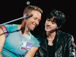 BTS' JIN makes a surprise appearance at Coldplay's concert! ... Singing "My Universe"