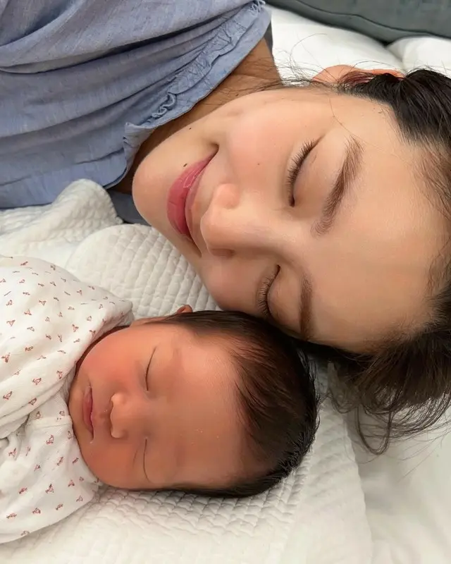 ソン・ダムビ＆イ・ギュヒョクの娘、生後10日で絵のような横顔 …すでに“芸能人”ビジュアル
