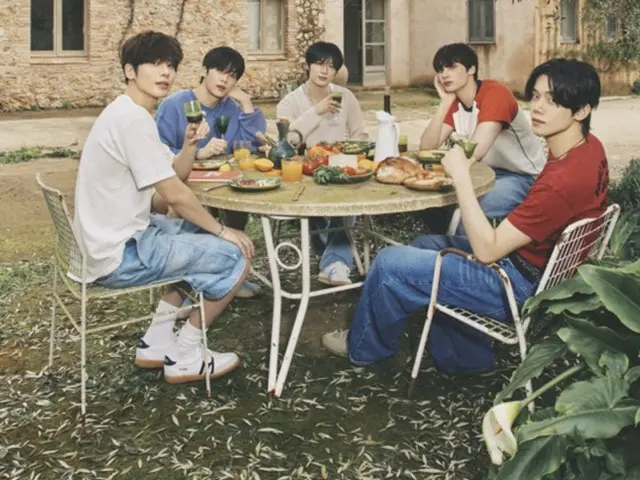 "TOMORROW X TOGETHER" releases first concept photo for "Love Language"... Members enjoying themselves in exotic scenery