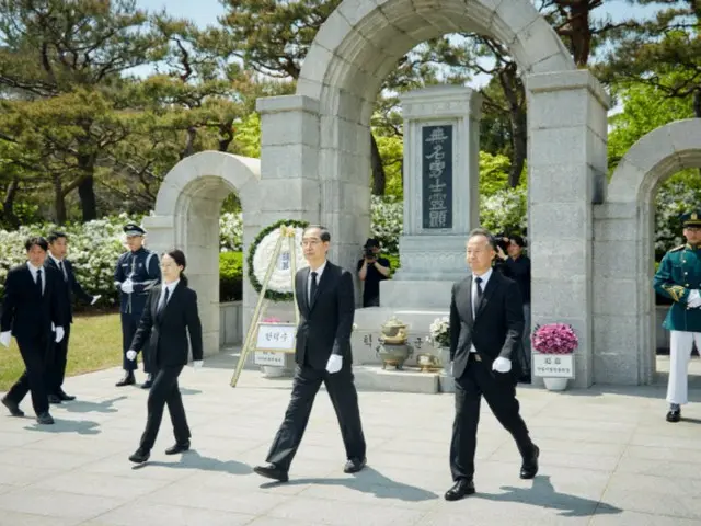 Presidential candidate Han Deok-soo's first stop is the National Cemetery... "The people want us to move forward, not left or right"