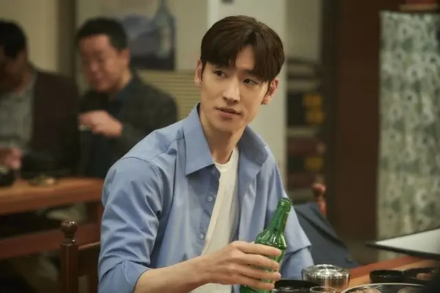 映画「焼酎戦争」ユ・ヘジン＆イ・ジェフン、近づくお酒の席をキャッチ…スチール公開01