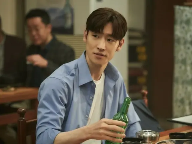 Yoo Hae Jin and Lee Je Hoon from the movie "Soju War" are caught drinking together...stills revealed