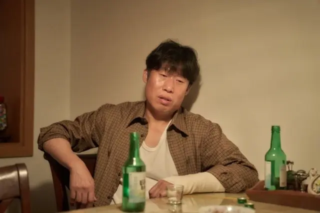 映画「焼酎戦争」ユ・ヘジン＆イ・ジェフン、近づくお酒の席をキャッチ…スチール公開02