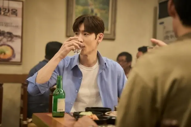 映画「焼酎戦争」ユ・ヘジン＆イ・ジェフン、近づくお酒の席をキャッチ…スチール公開03