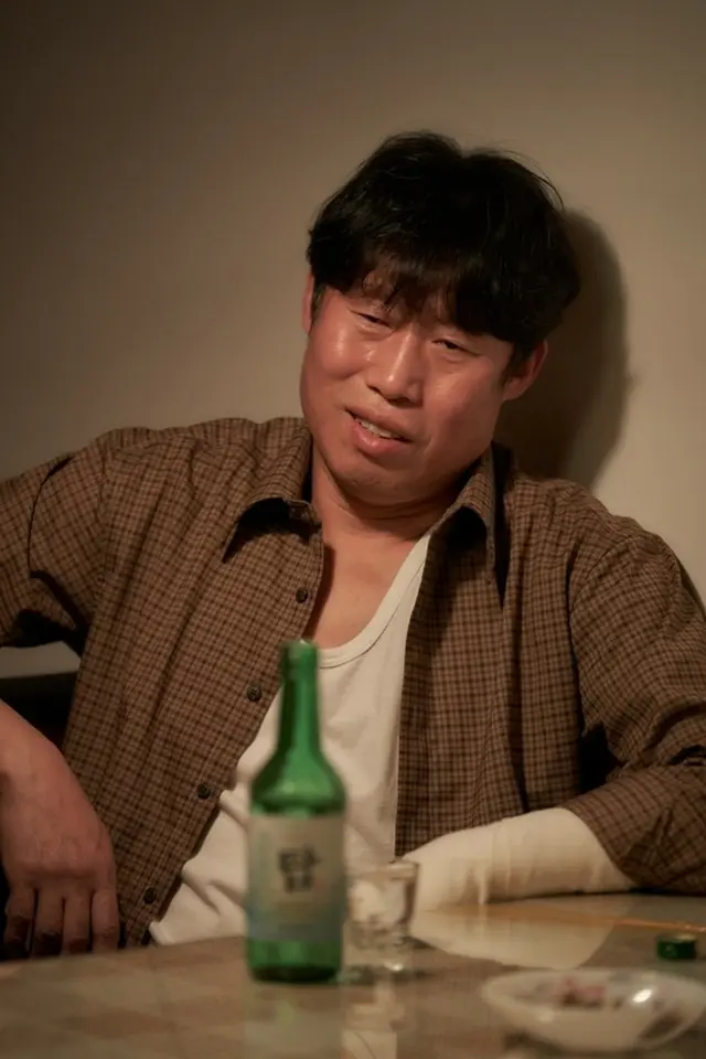 映画「焼酎戦争」ユ・ヘジン＆イ・ジェフン、近づくお酒の席をキャッチ…スチール公開04