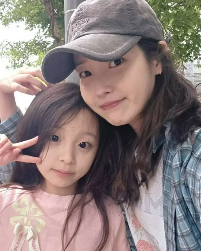 “美談製造機”IU、人間でなく天使なのか...「おつかれさま」子役クムミョンのこどもの日も直接お祝い