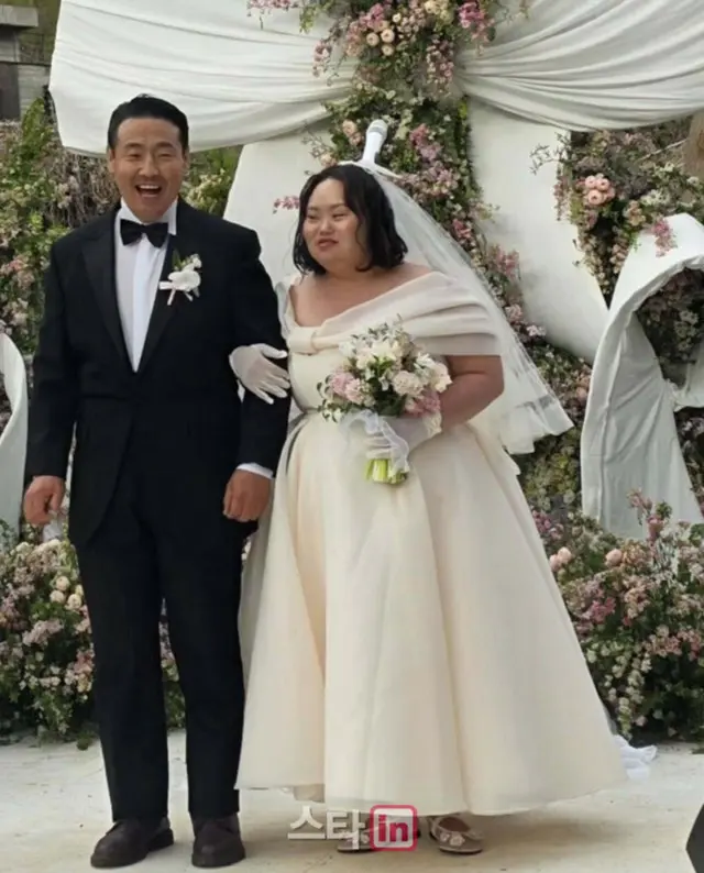 「私たちのブルース」に出演した女優兼作家チョン・ウネの結婚式の様子が公開された。