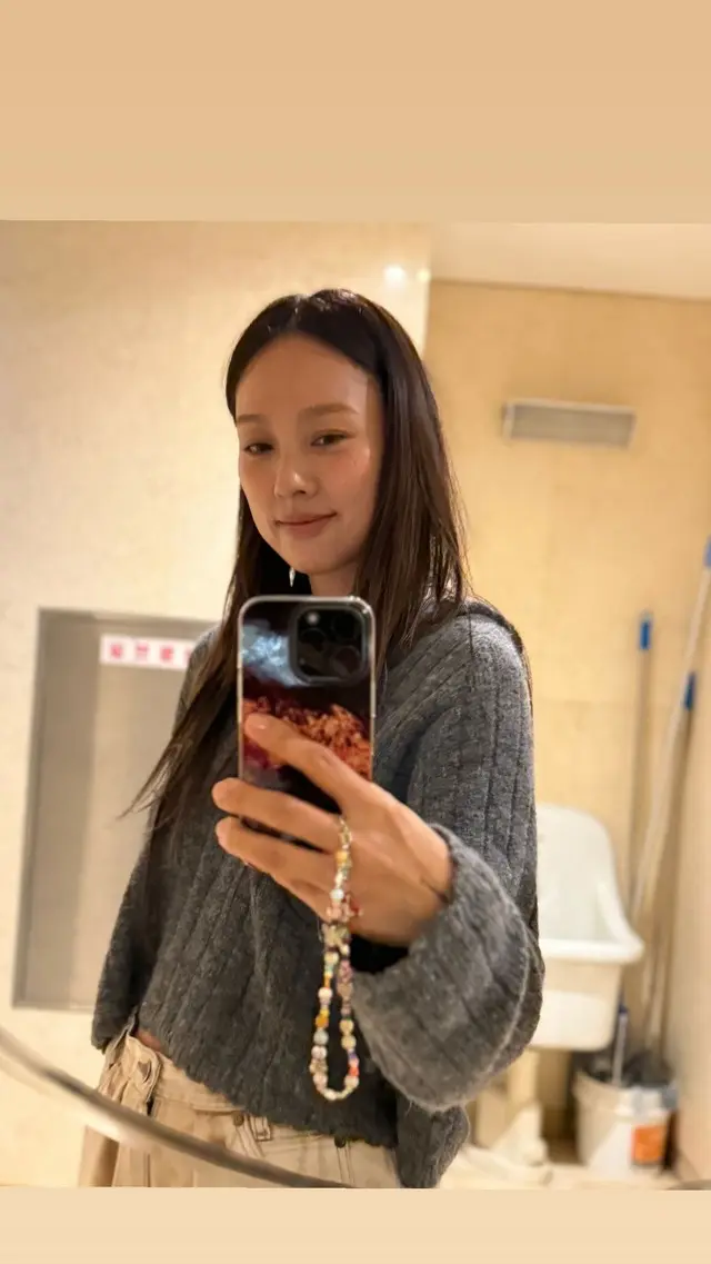 イ・ヒョリ、GWのファッション自慢をトイレで…やっぱり気さくだね