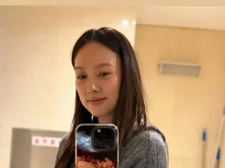 Lee Hyo Ri (Fin.KL) shows off her Golden Week fashion in the bathroom... she's so friendly after all