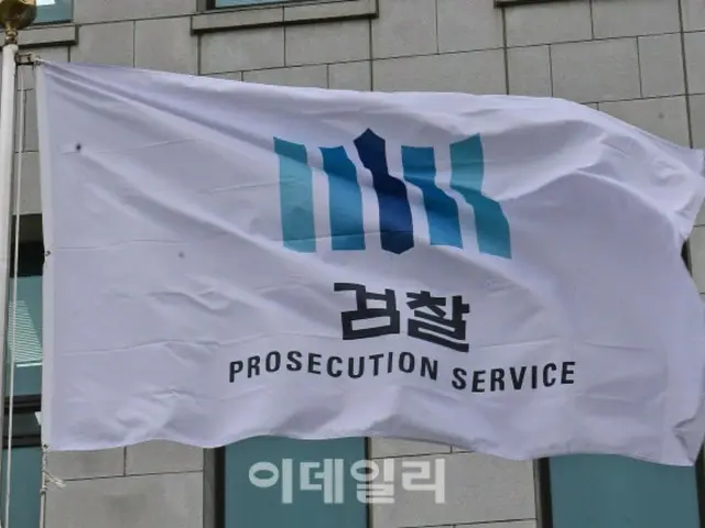 A former Unification Church leader and his wife are banned from leaving the church... They are suspected of donating branded goods to the prayer leader "Kenjin Bosatsu" = Korean media reports