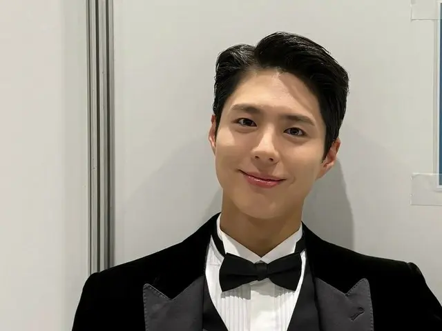 Park BoGum, in a nice suit and with a gentle smile... Greeting after finishing his MC duties at the Baeksang Arts Awards