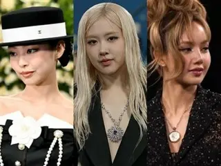 "Human Chanel" JENNIE, "tuxedo" ROSE, and "revealing" LISA... "BLACKPINK" members are once again the center of attention at the "2025 Met Gala"