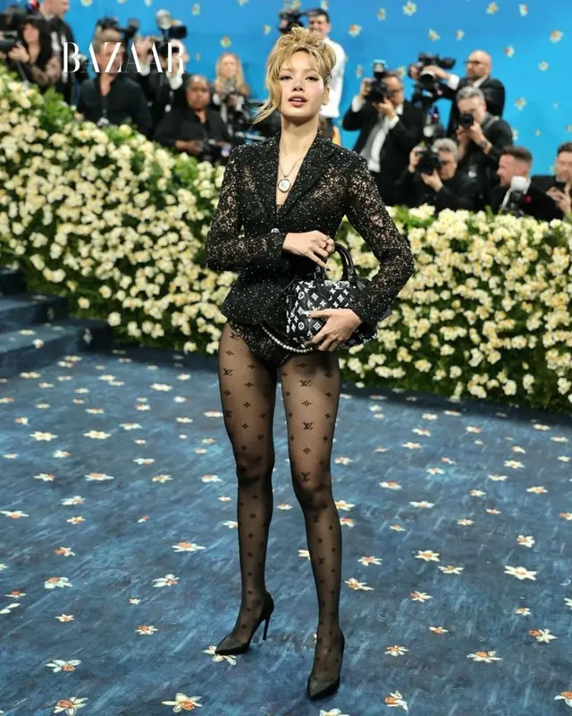 “人間シャネル”JENNIE&“タキシード”ROSE&“露出多め”LISA…「BLACKPINK」のメンバーらが「2025 Met Gala」で再び注目の的