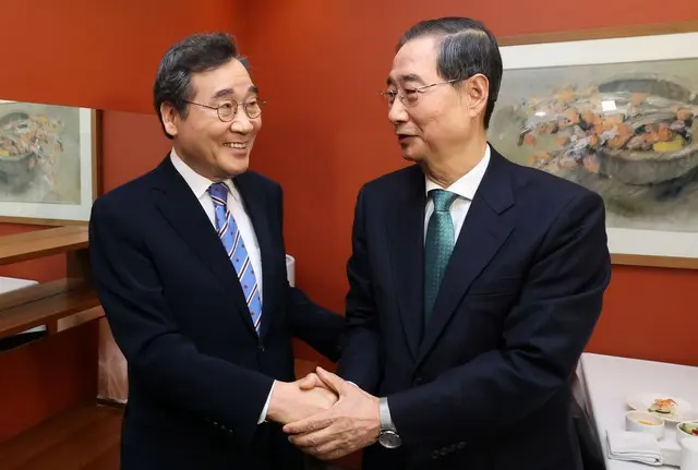 「出馬」した韓悳洙候補に会った李洛淵元首相…「大統領選ビッグテント」を論議＝韓国