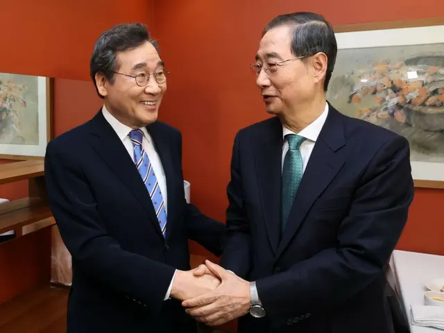 Former Prime Minister Lee Nak-yeon met with candidate Han Deok-soo who is running for office... Discussing the "Big Tent for the Presidential Election" = South Korea