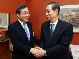 Former Prime Minister Lee Nak-yeon met with candidate Han Deok-soo who is running for office... Discussing the "Big Tent for the Presidential Election" = South Korea
