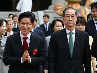 Former Prime Minister Han Deok-soo, who is running as an independent, meets with the ruling party's official candidate... Will they "unite"? = South Korea
