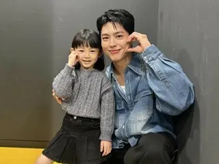 Park BoGum's beautiful story continues... He made young Geum-myung greet Suzy (former Miss A) as if she were his own daughter at the Baeksang Arts Awards