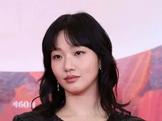 Actress Kim GoEun presents flowers and fruit baskets to all management office staff on Parents' Day