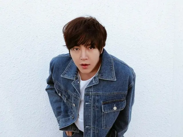 Jang Keun Suk looks cool in denim...behind the scenes from the photo shoot?