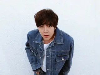 Jang Keun Suk looks cool in denim...behind the scenes from the photo shoot?