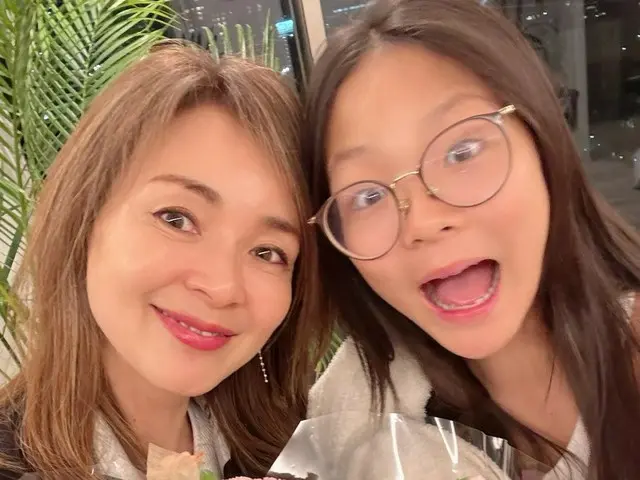 Model SHIHO, whose husband is Yoshihiro Akiyama, receives her first present from her daughter Saran on Mother's Day... "I was happy that she bought it for herself?"