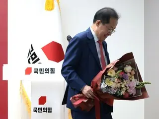 Yoon Sang-sang, current People's Power lawmaker, to former Daegu Mayor Hong Jun-pyo: "This is not the time to enjoy leisure time in Hawaii... Please stop your supporters from defecting" (South Korea)