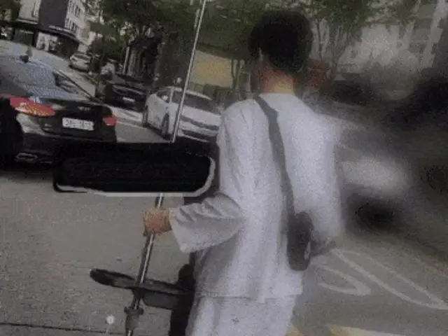 Two people ride electric scooters together, even talking on the phone while receiving an IV... Dangerous riding sparks controversy in South Korea