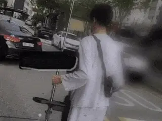 Two people ride electric scooters together, even talking on the phone while receiving an IV... Dangerous riding sparks controversy in South Korea
