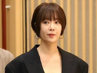"Indicted on suspicion of embezzlement of over 400 million yen"... Actress Hwang Jung Eum, who appeared on a recent program with her father, showed off her good daughter side...