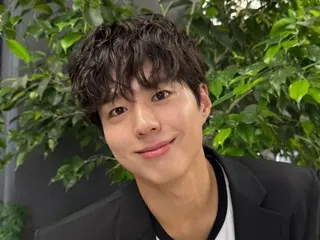 Actor Park BoGum releases a cut of him looking at his girlfriend... If she looked at me like that, my heart would stop